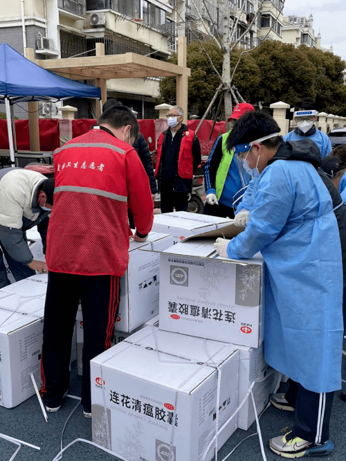 上海政府为居民发放连花清瘟胶囊。