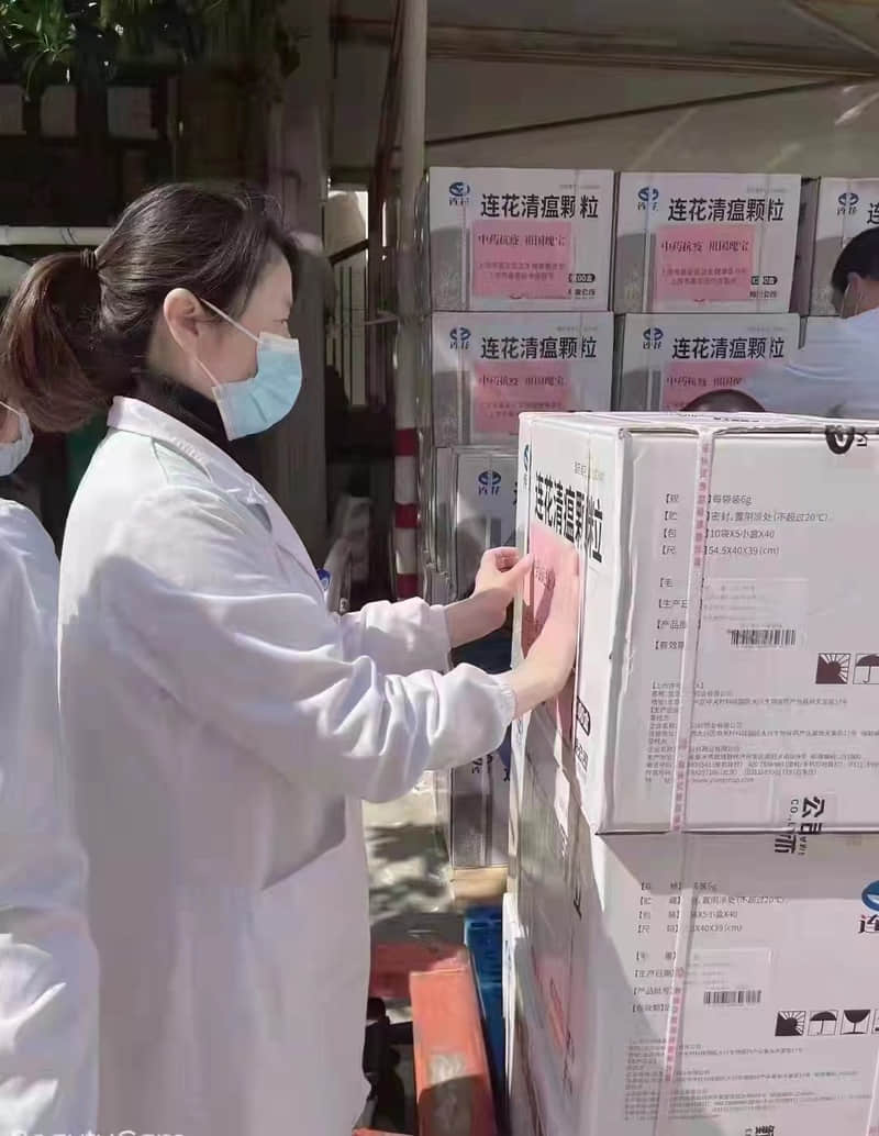 (抗疫中药已陆续在不少社区发放)
