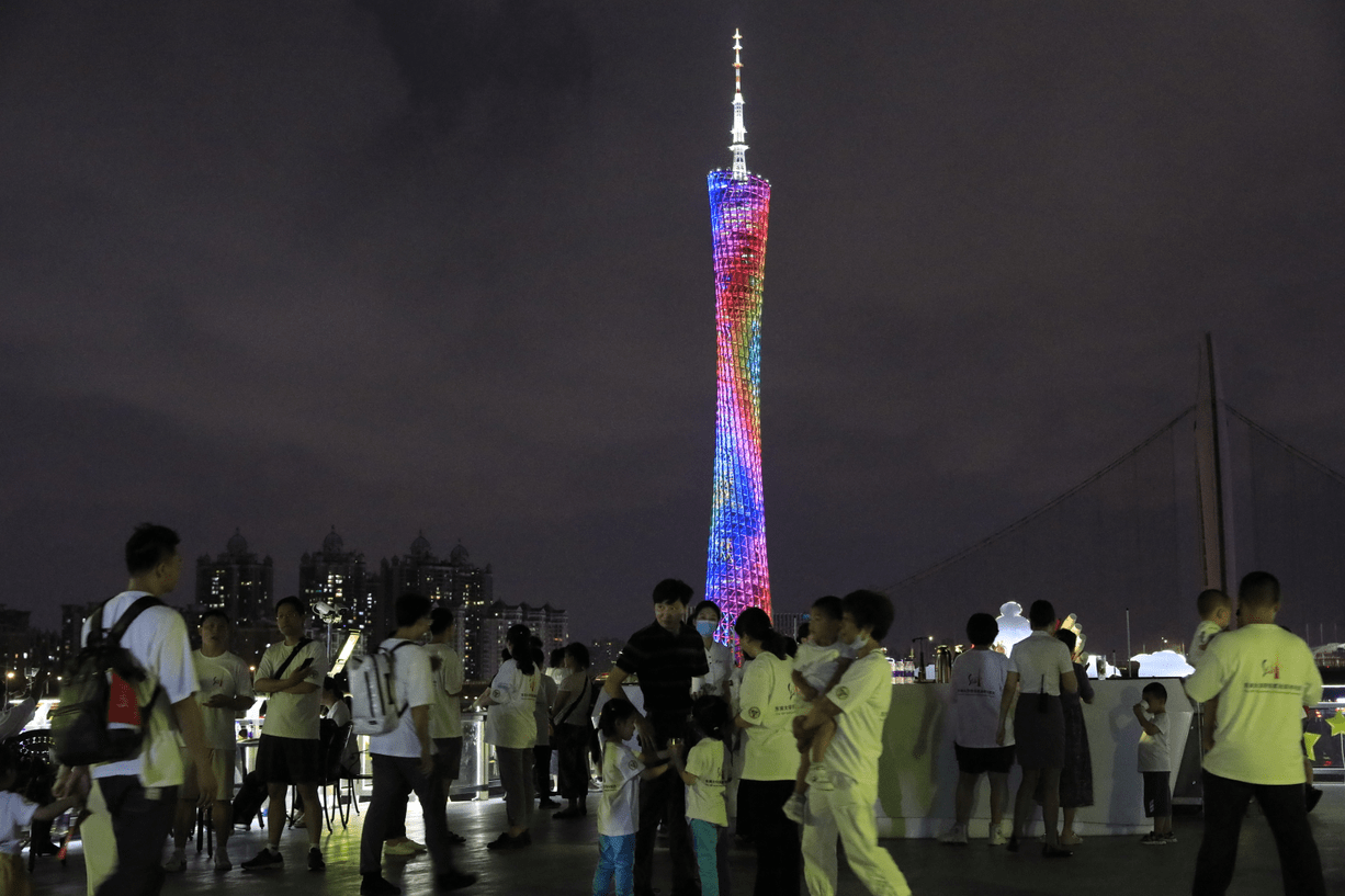 大家畅游珠江，畅赏羊城夜景，习习凉风中，尽享蛮腰风情。