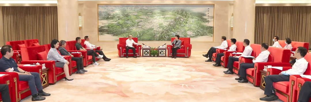 签约仪式前，施小琳、王凤朝会见了郭凯天一行。