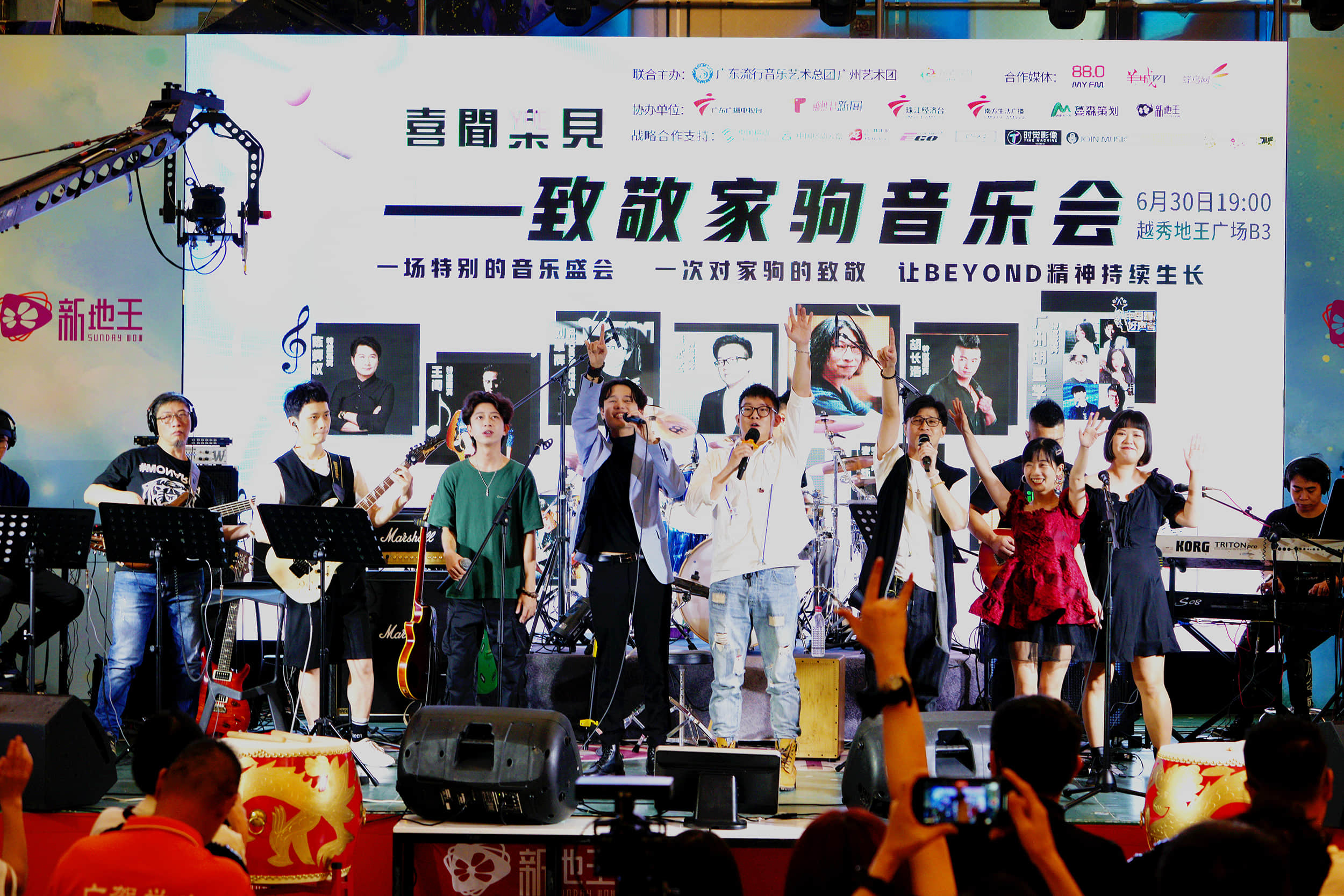 演绎Beyond永不褪色的经典,再现家驹海阔天空的情怀,与现场观众一起高呼Rock n' Roll