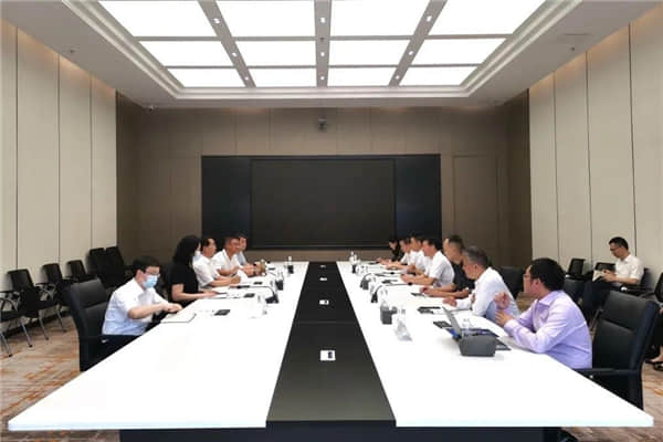 陆治原一行与亿航智能首席运营官方鑫等企业家座谈