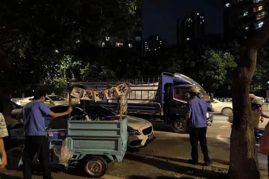 车尾箱集市:是人间烟火气,还是变乌烟瘴气? 车尾箱集市:是人间烟火气,还是变乌烟瘴气?