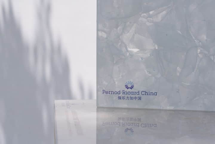图2 保乐力加提供的空玻璃瓶经循环再生重制成板材铺设于空间部分地面