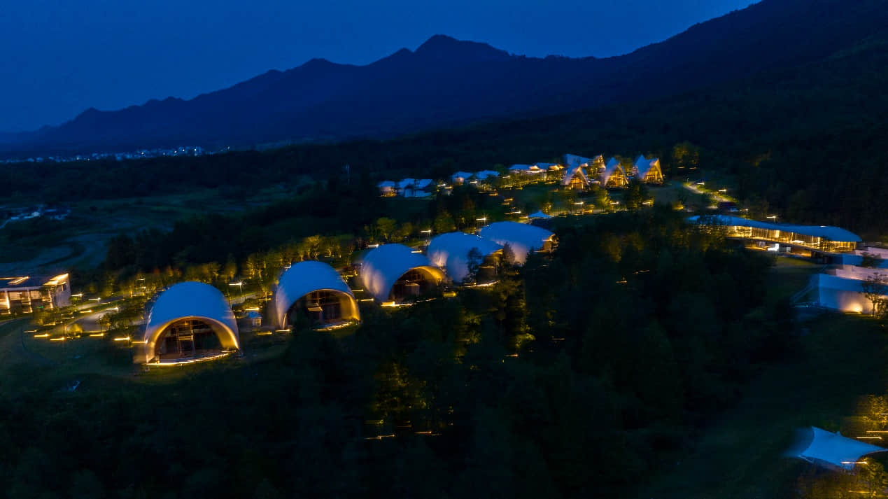 （黄山关麓帐篷客度假区夜景）