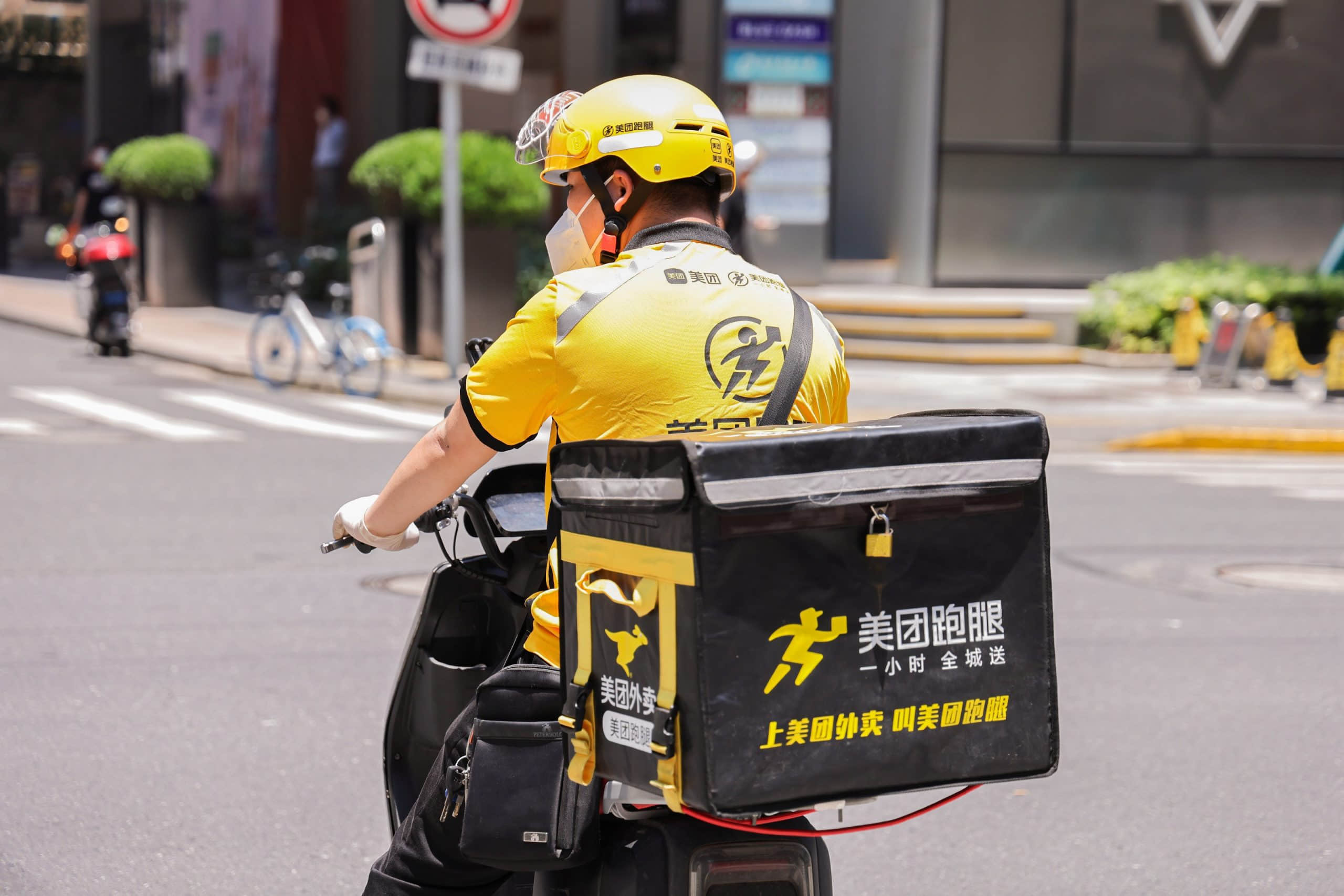 （图注：节日期间通过跑腿寄送礼物已成用户新选择  拍摄者：杨佳）