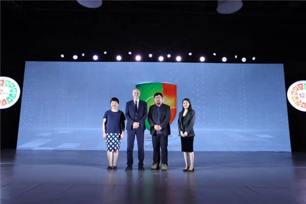 左起,强生中国个人健康护理市场部负责人陈晓枫,强生中国个人健康护理总裁戴康澜,腾讯广告行业销售运营总经理张敏毅,腾讯广告医药行业负责人叶硕之。