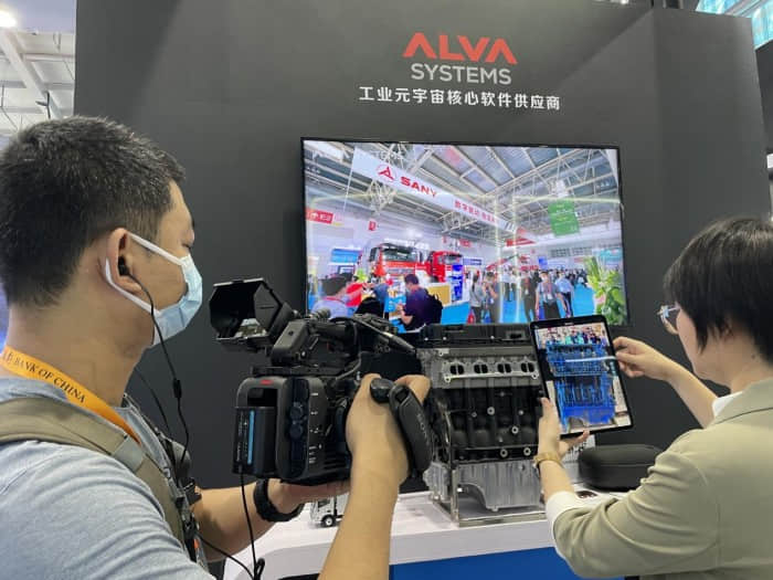 (央视记者服贸会现场体验ALVA Systems模型识别算法)