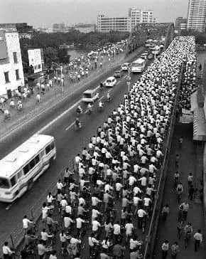 时隔三十年，海珠桥再现浩浩荡荡的单车大军……