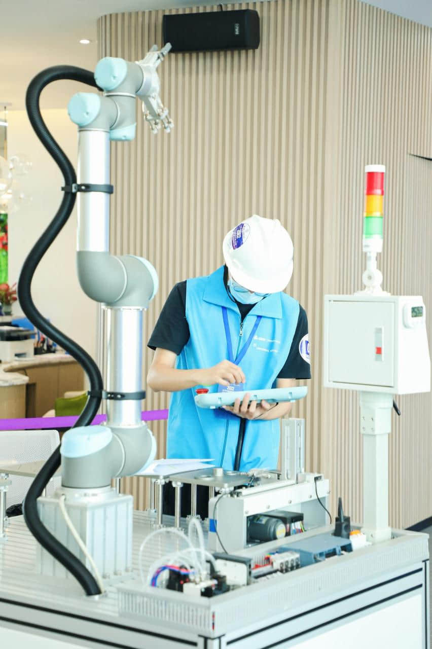 选手使用优傲的协作机器人作为决赛实操设备.JPG 【图:选手使用优傲的协作机器人作为决赛实操设备】