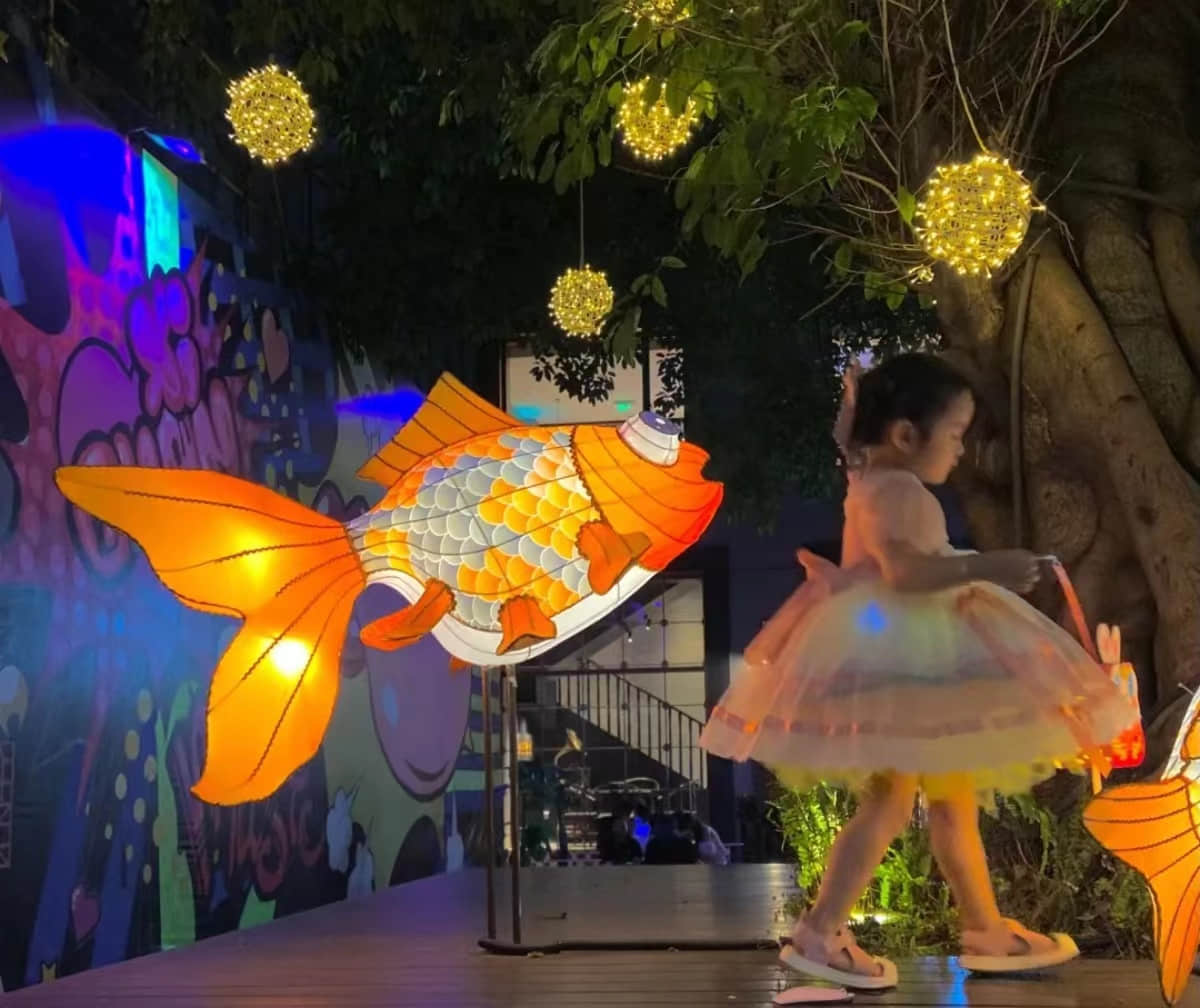 ▲中秋佳节,广州市荔湾区永庆坊,游客提着花灯夜游。图源:大众点评网友