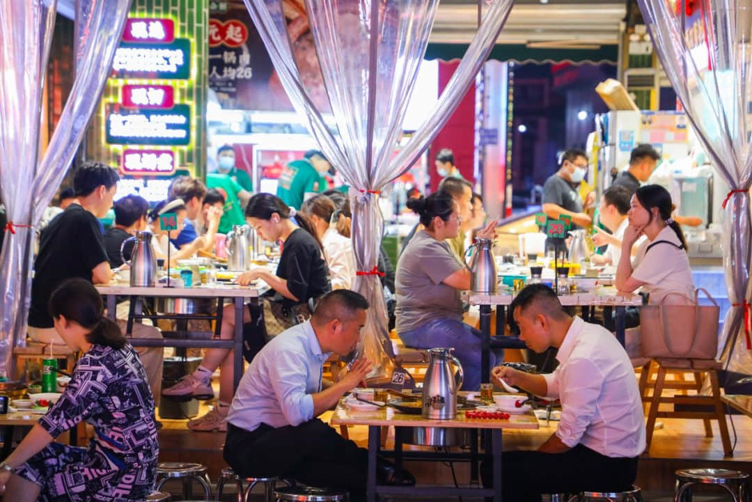 ▲强叔现切猪杂粥厦滘店，深夜坐满食客（图片/林超 ）