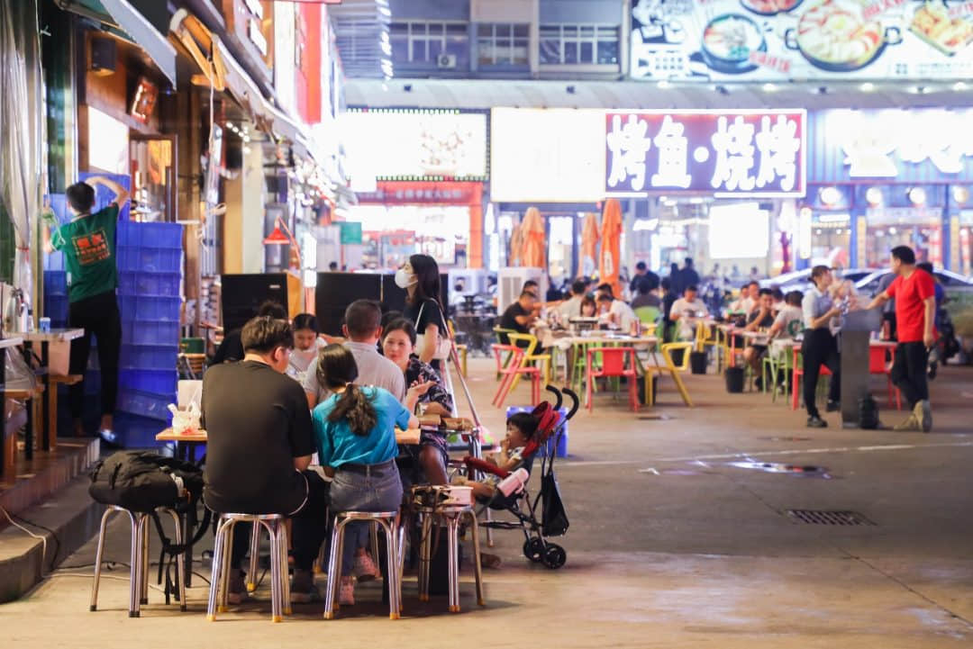 ▲广州市民在深夜享受美食(图片/林超 )