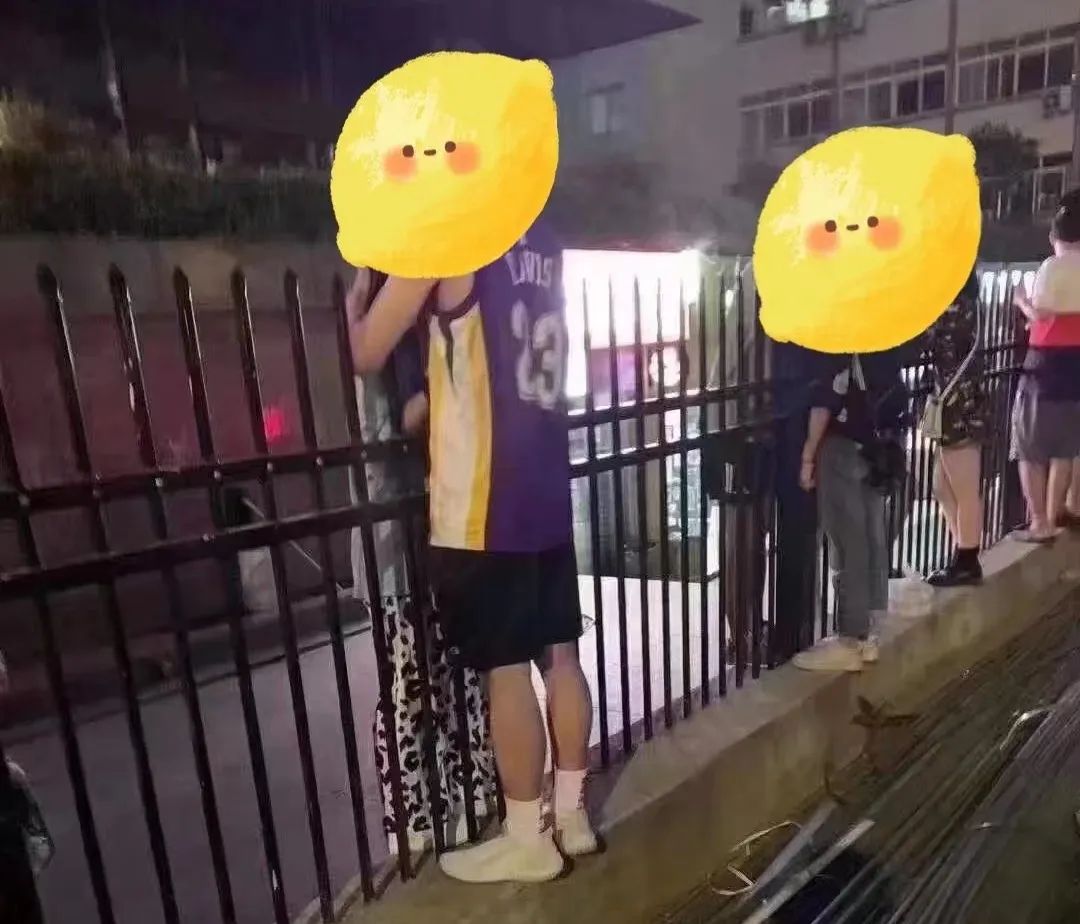 疫情下的大学生:封了,也“疯”了? 疫情下的大学生:封了,也“疯”了?