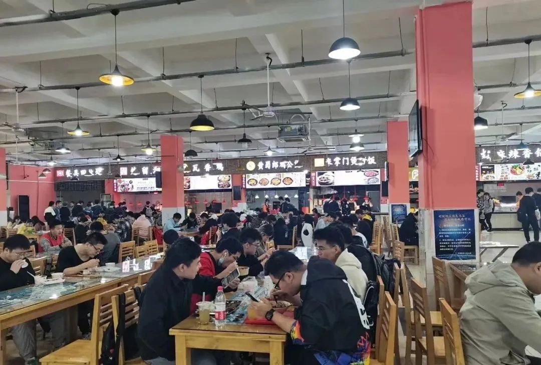 疫情下的大学生:封了,也“疯”了? 疫情下的大学生:封了,也“疯”了?