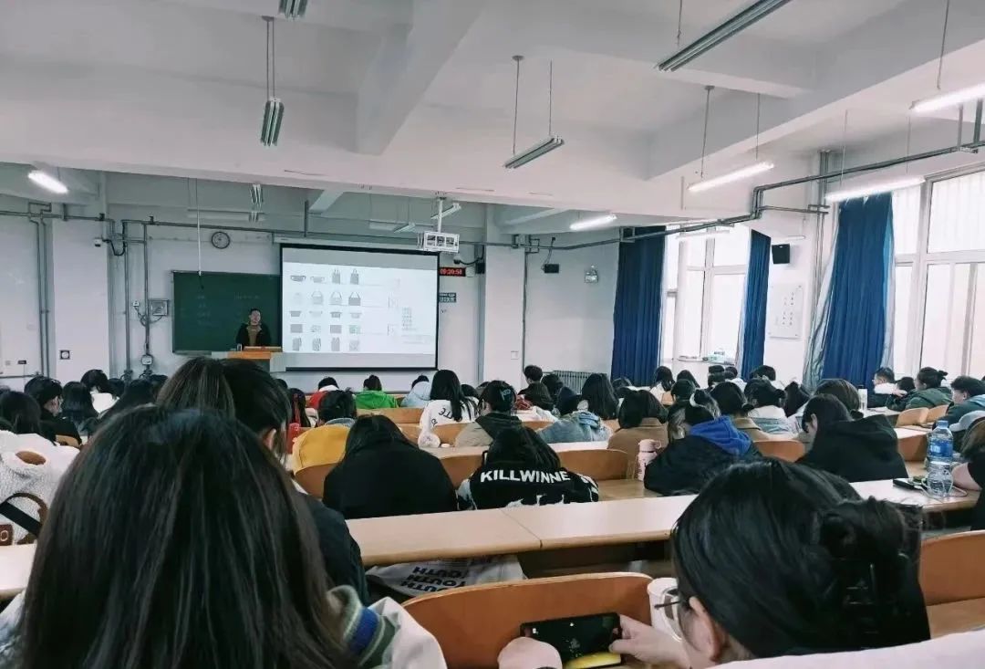 疫情下的大学生:封了,也“疯”了? 疫情下的大学生:封了,也“疯”了?
