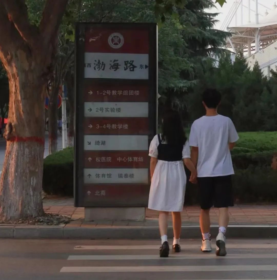 疫情下的大学生:封了,也“疯”了? 疫情下的大学生:封了,也“疯”了?