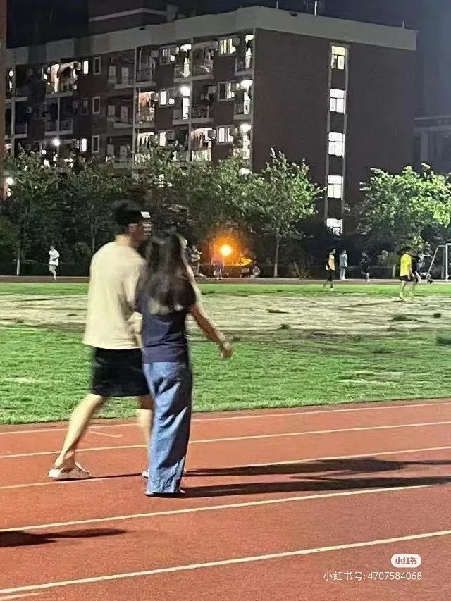疫情下的大学生:封了,也“疯”了? 疫情下的大学生:封了,也“疯”了?