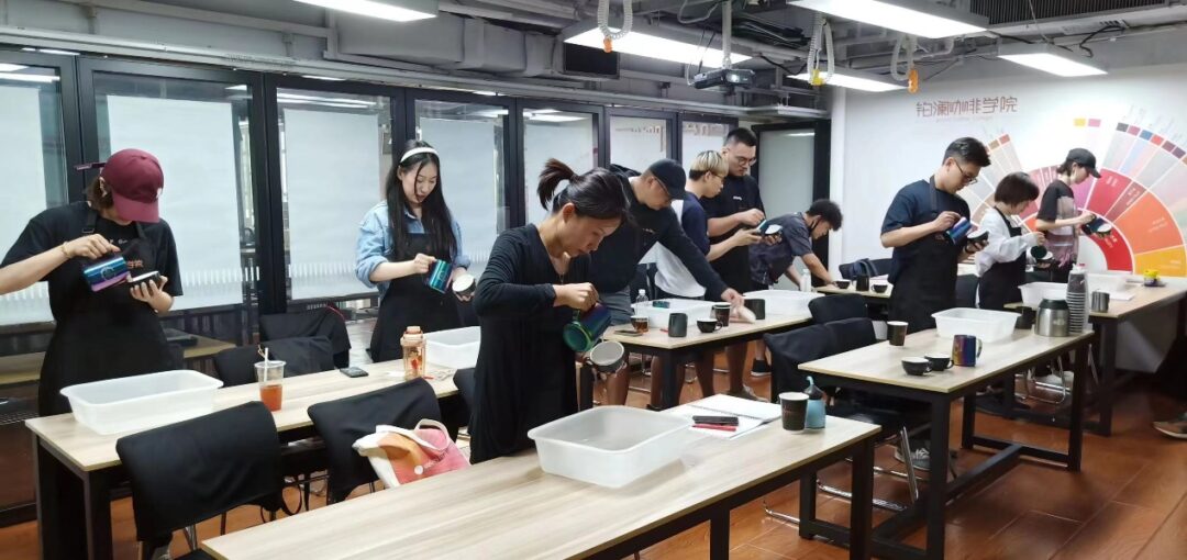 ▲学员研习咖啡拉花技能,受访者供图