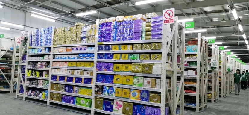 ▲美团买菜前置仓内商品丰富 摄影:蒋鑫