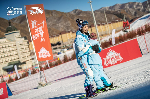 1672367060595485.png 花样滑冰世界冠军张丹在陪着女儿滑雪