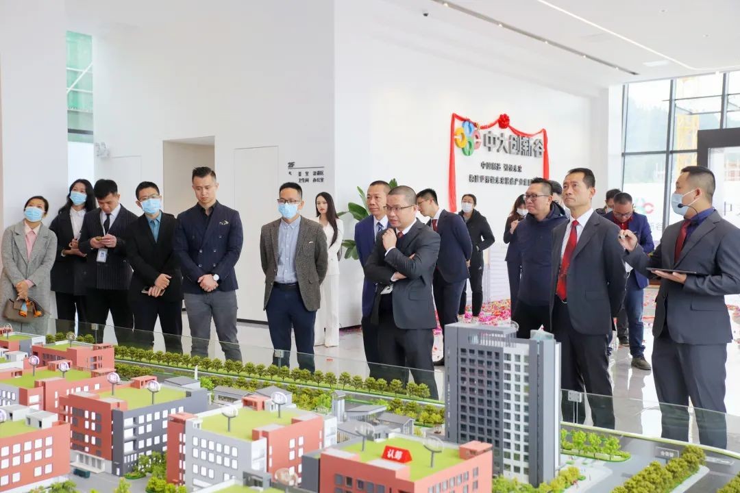 嘉宾参观营销中心
