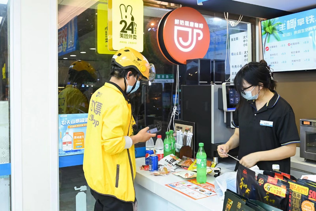 ▲随着即时零售的发展，辣条等休闲零食订单量大涨。（摄影 王楠）