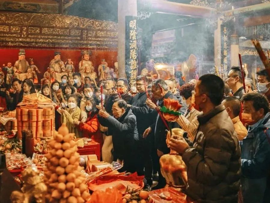 无论外出旅游还是在家过年，这春节都逃不过人从众……