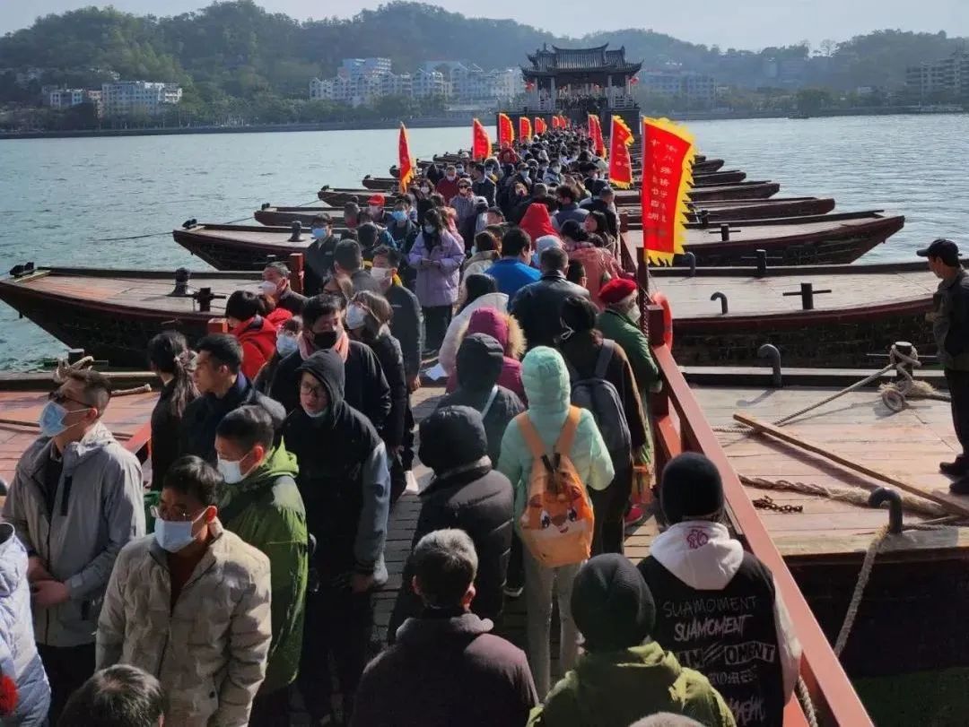 无论外出旅游还是在家过年，这春节都逃不过人从众……