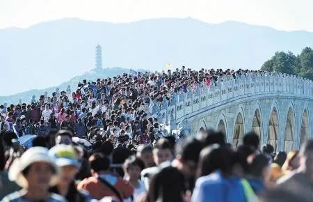 无论外出旅游还是在家过年,这春节都逃不过人从众…… 无论外出旅游还是在家过年,这春节都逃不过人从众……