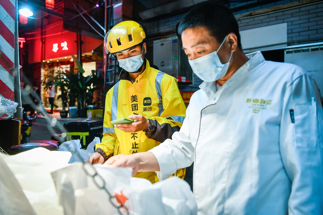 临近年末,各种广州餐饮老字号的外卖下单需求旺盛(陈穗丰摄)
