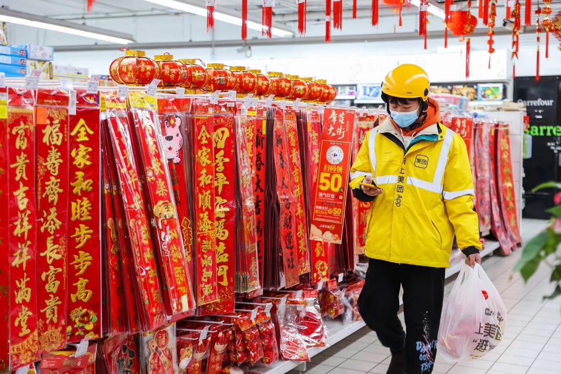 ▲习惯了“外卖买一切”的年轻人回到家乡后,也倾向于通过外卖下单年货商品。(摄影:李鸣)