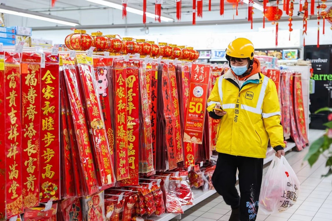 ▲习惯了“外卖买一切”的年轻人回到家乡后，也倾向于通过外卖下单年货商品。（摄影：李鸣）