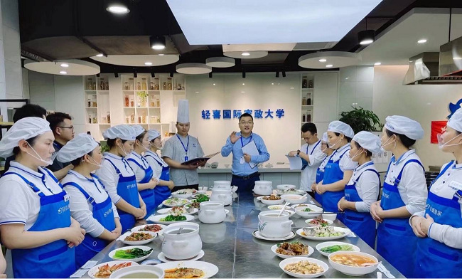 1675497958763652.png 图为轻喜职业技能培训学校烹饪课培训现场