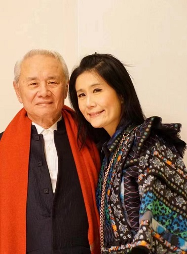 (罗杰伦与大女儿Denise)
