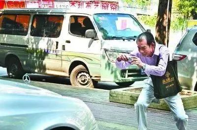 广州区伯肺癌病重:一位饱受争议的公民逐渐被遗忘 广州区伯肺癌病重:一位饱受争议的公民逐渐被遗忘