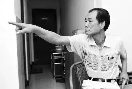 广州区伯肺癌病重:一位饱受争议的公民逐渐被遗忘 广州区伯肺癌病重:一位饱受争议的公民逐渐被遗忘