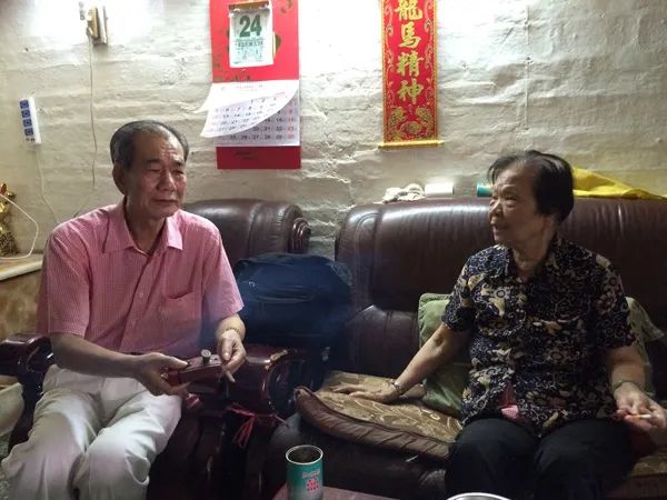 广州区伯肺癌病重:一位饱受争议的公民逐渐被遗忘 广州区伯肺癌病重:一位饱受争议的公民逐渐被遗忘