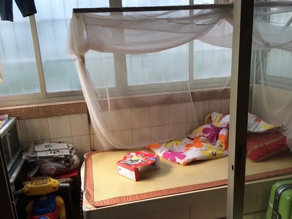 广州区伯肺癌病重:一位饱受争议的公民逐渐被遗忘 广州区伯肺癌病重:一位饱受争议的公民逐渐被遗忘