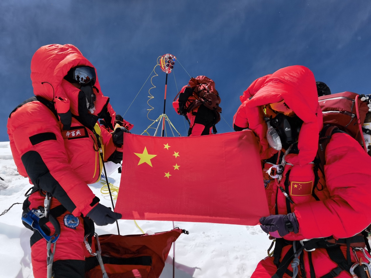 图|明月镜片助力2020珠峰高程测量