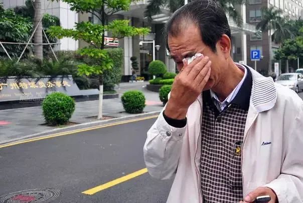 广州区伯肺癌病重:一位饱受争议的公民逐渐被遗忘 广州区伯肺癌病重:一位饱受争议的公民逐渐被遗忘