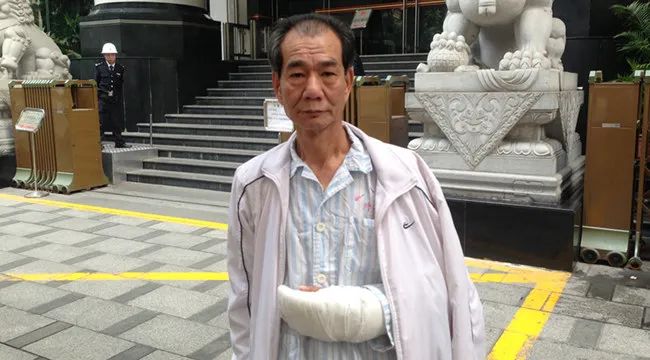 广州区伯肺癌病重:一位饱受争议的公民逐渐被遗忘 广州区伯肺癌病重:一位饱受争议的公民逐渐被遗忘