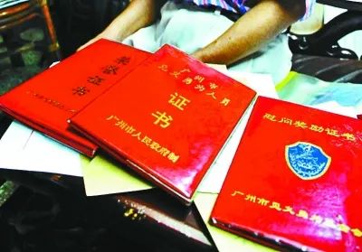 广州区伯肺癌病重:一位饱受争议的公民逐渐被遗忘 广州区伯肺癌病重:一位饱受争议的公民逐渐被遗忘