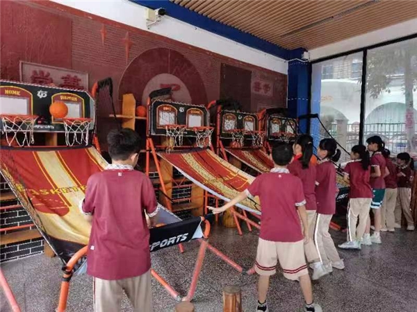 (图片说明:投篮机在校园里掀起了热潮)