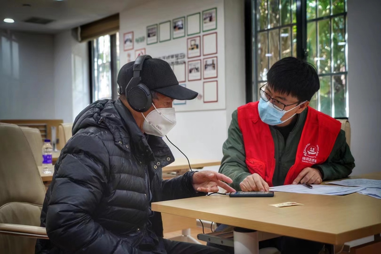 在上海市静安区临汾路街道为老人开展听力筛查