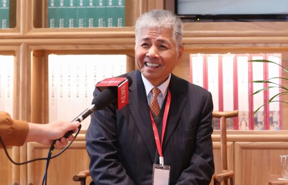 ▲真维斯董事长杨勋在“譬若香山:犍陀罗艺术展”开幕式上接受媒体采访