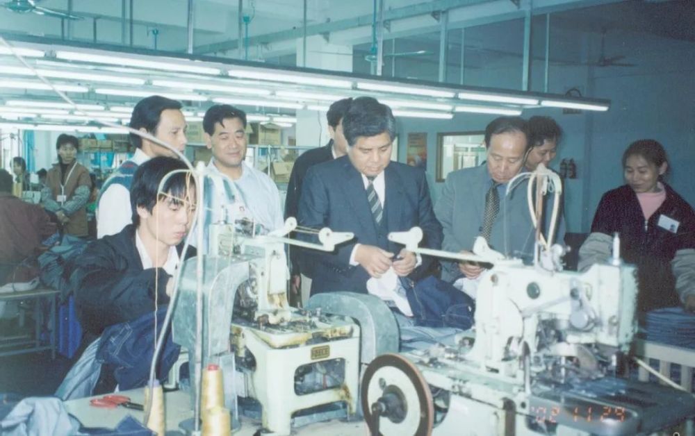 ▲杨勋到一线作业,在工厂车间检验产品生产质量