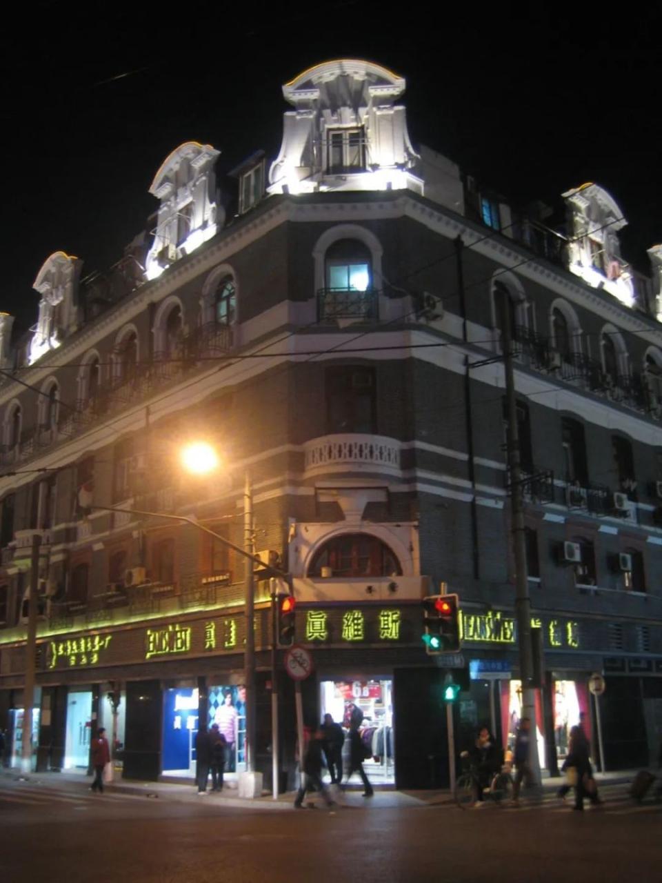 ▲1993年，真维斯在国内的第一家品牌专卖店在上海南京东路开店
