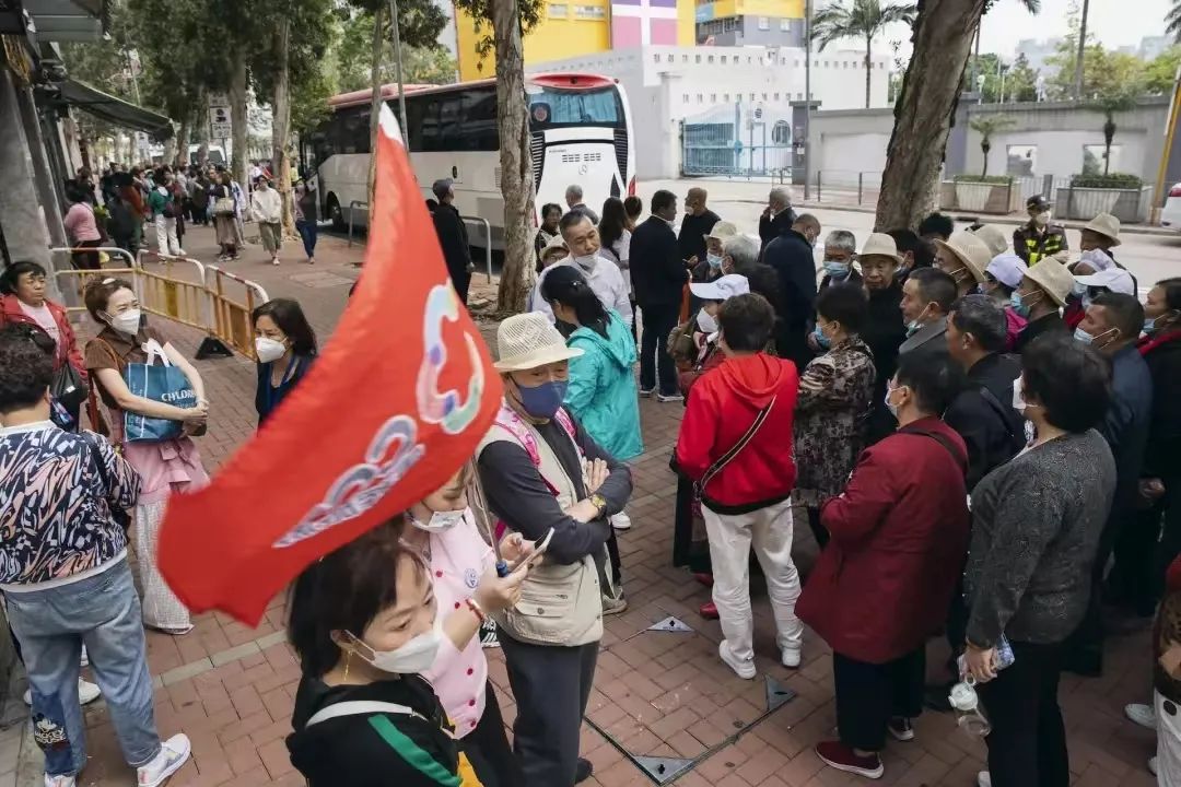 内地平价旅游团逼爆香港：公厕前吃杯面，一天跑12个景点