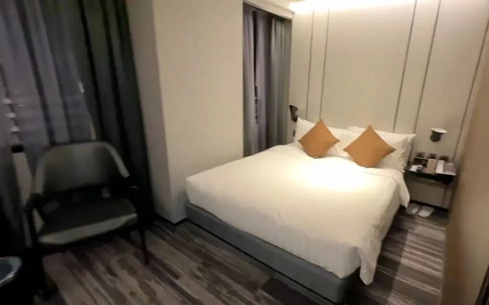 内地平价旅游团逼爆香港：公厕前吃杯面，一天跑12个景点